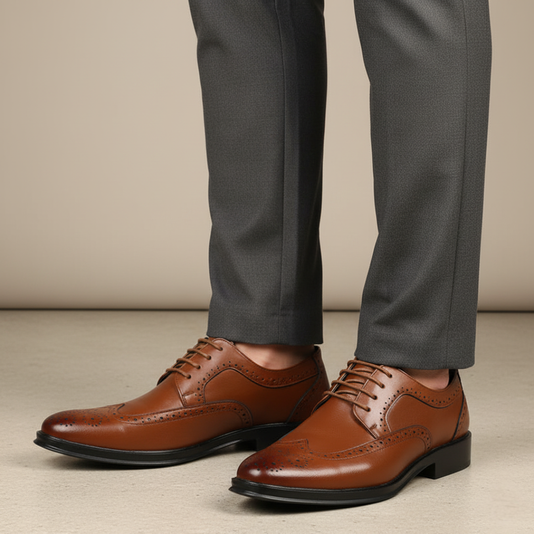 Klassiska brogueskor i läder med snörning och låg klack