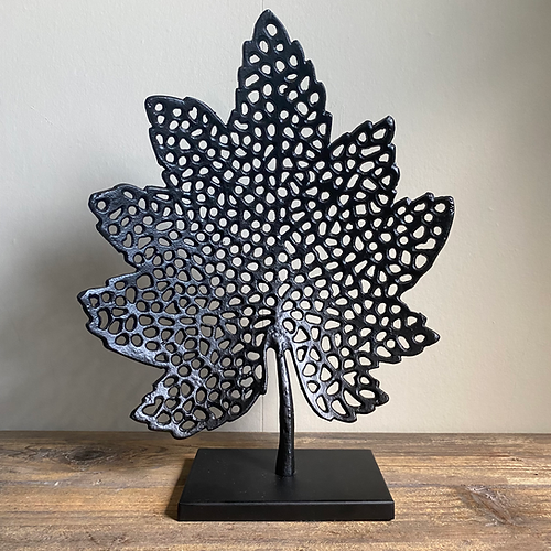 Metallblad med detaljerad nervstruktur för modern inredning