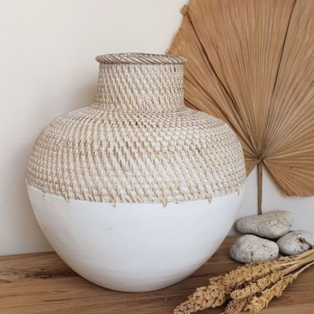Vit keramikvas med strukturerad yta för modern inredning