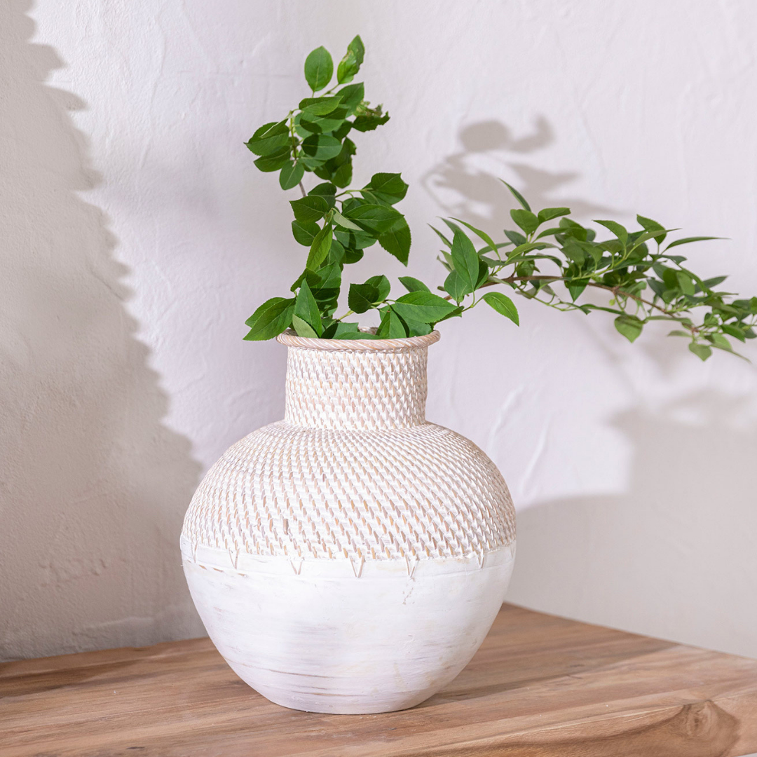 Handgjord vas i keramik med flätmönster för blommor