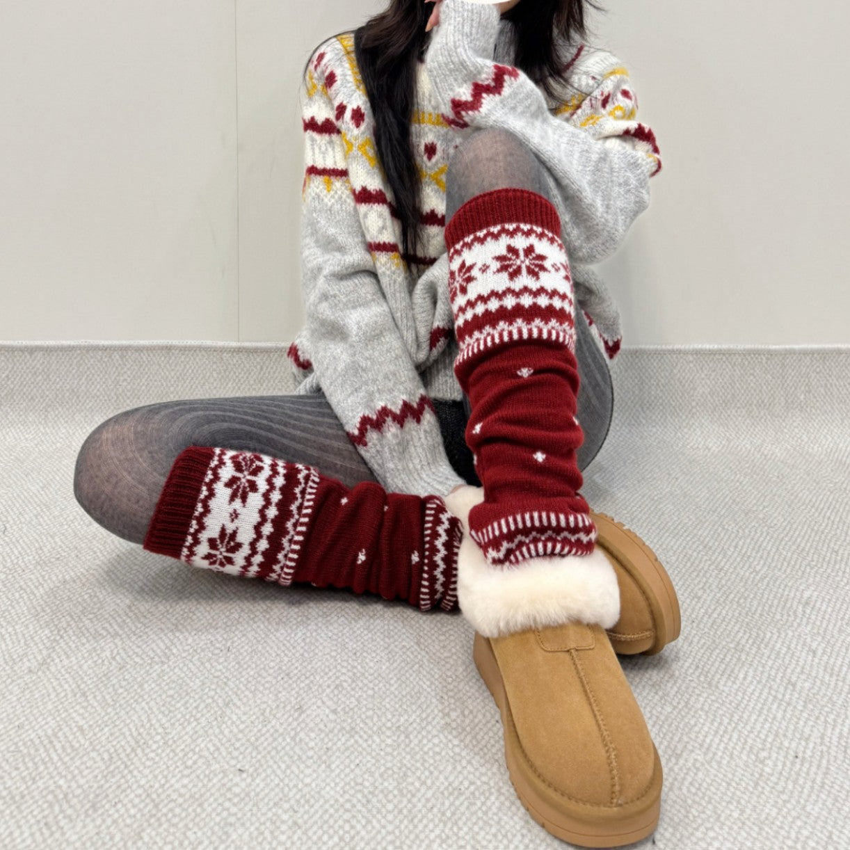 Stickat benskydd med dekorativt motiv som extra värmelager över tights