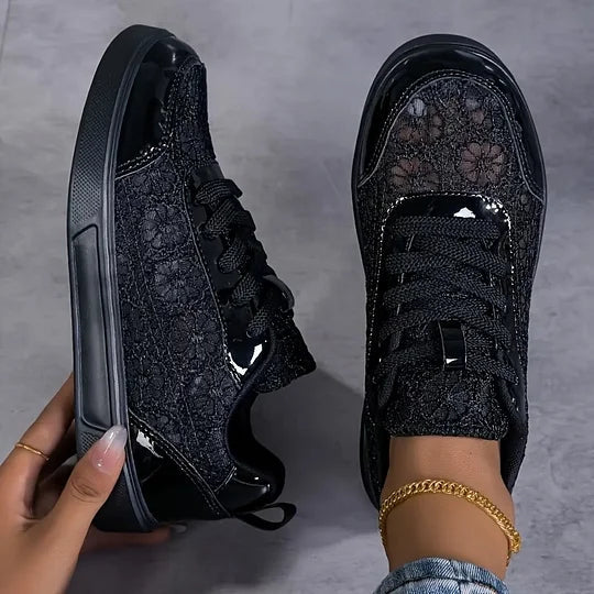 Skor med öppen spetsstruktur och rund tå