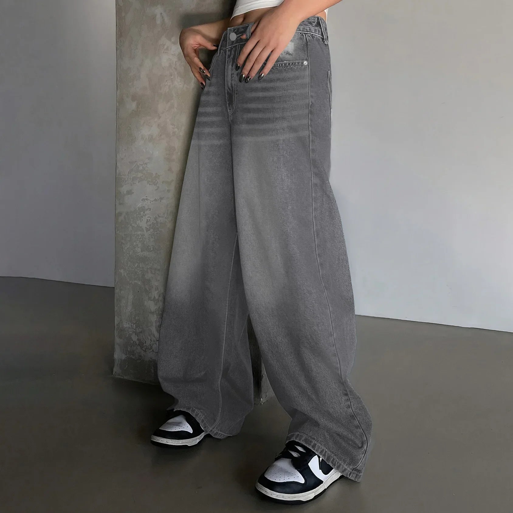High-waist wide-leg jeans – back view showing full-length silhouette