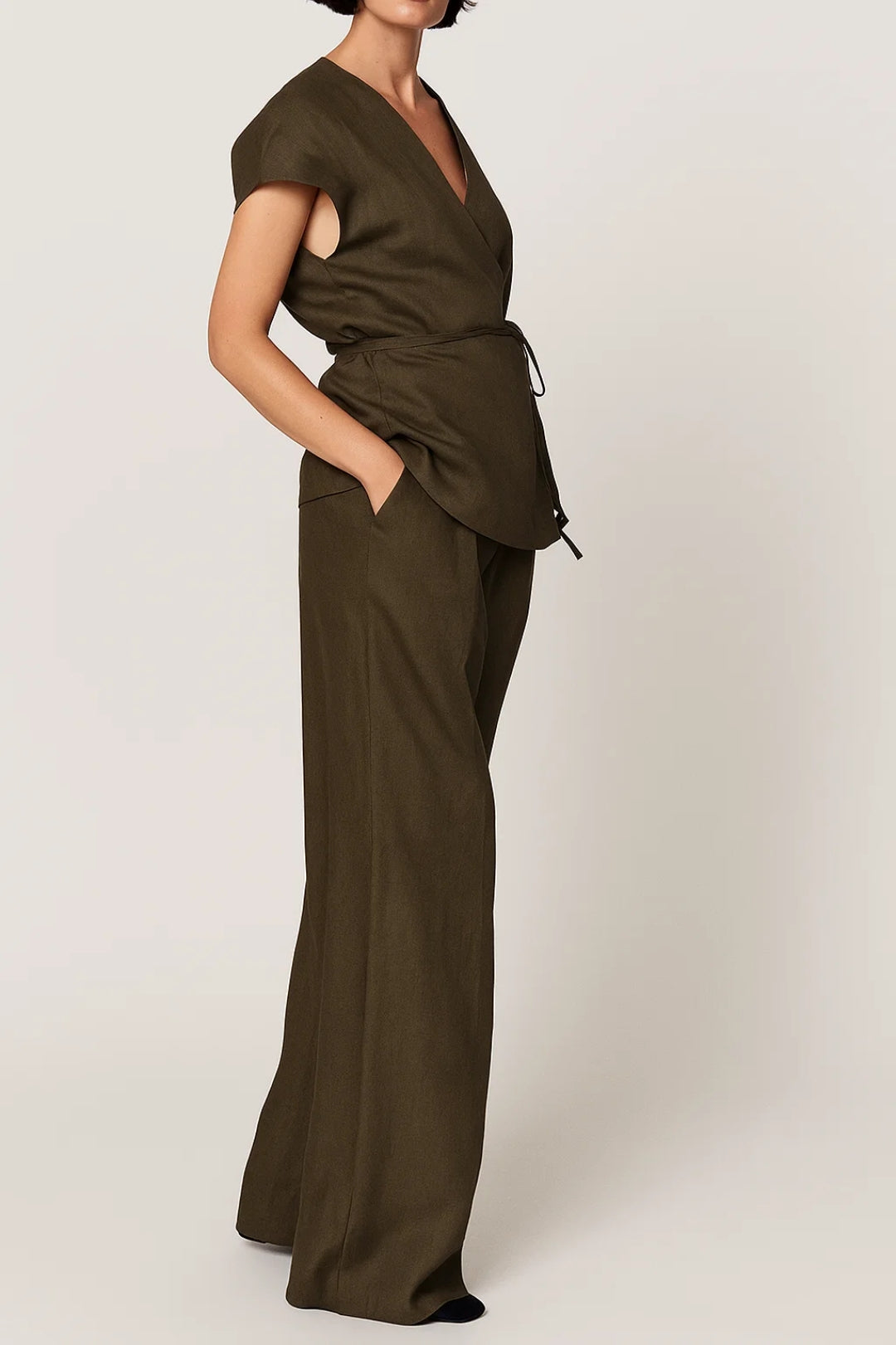 Klädset med V-ringad topp och hellånga byxor för dam, vardagsstil