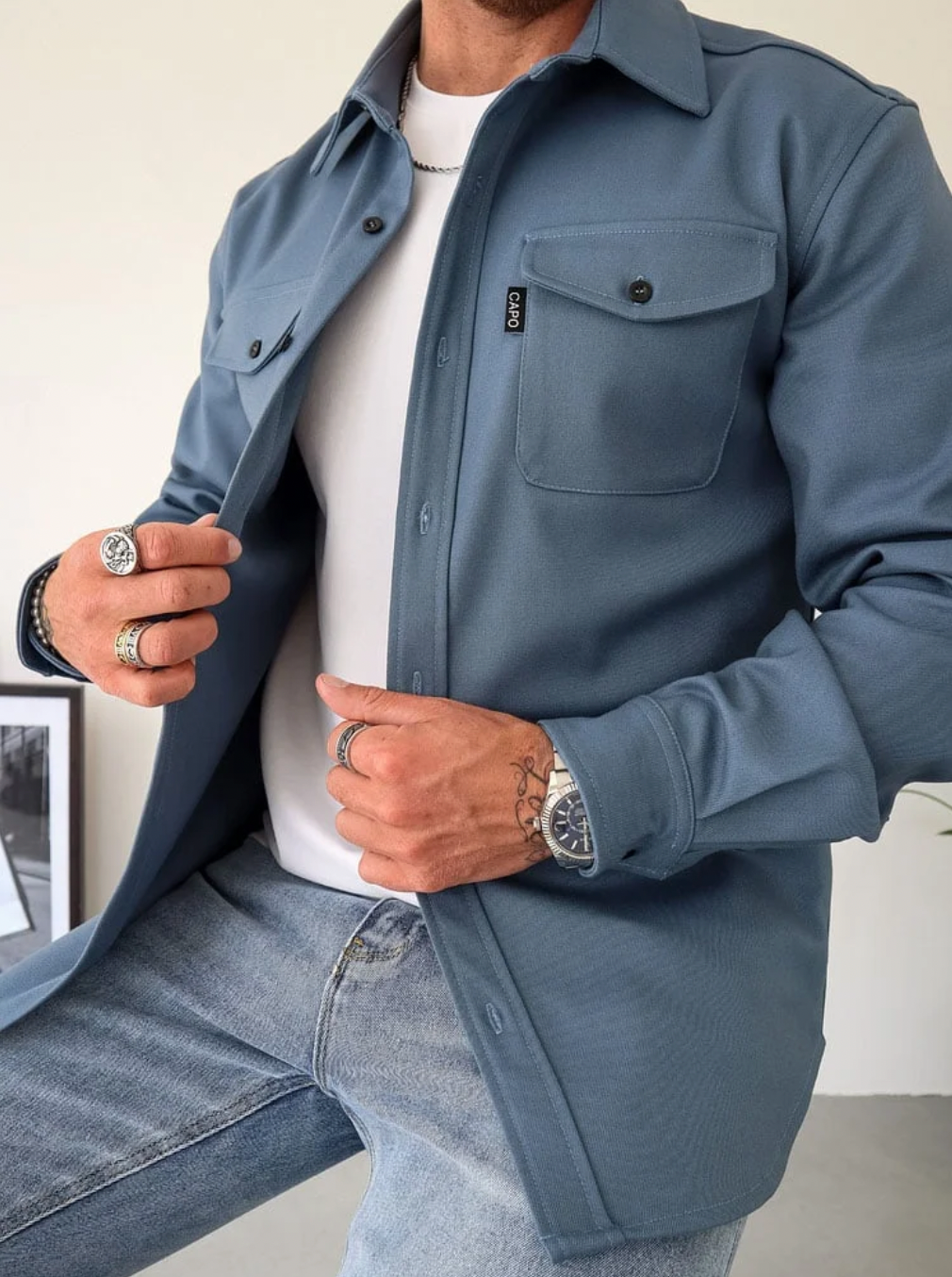 Men's woven overshirt with long sleeves, button cuffs, and structured chest pockets for autumn and spring