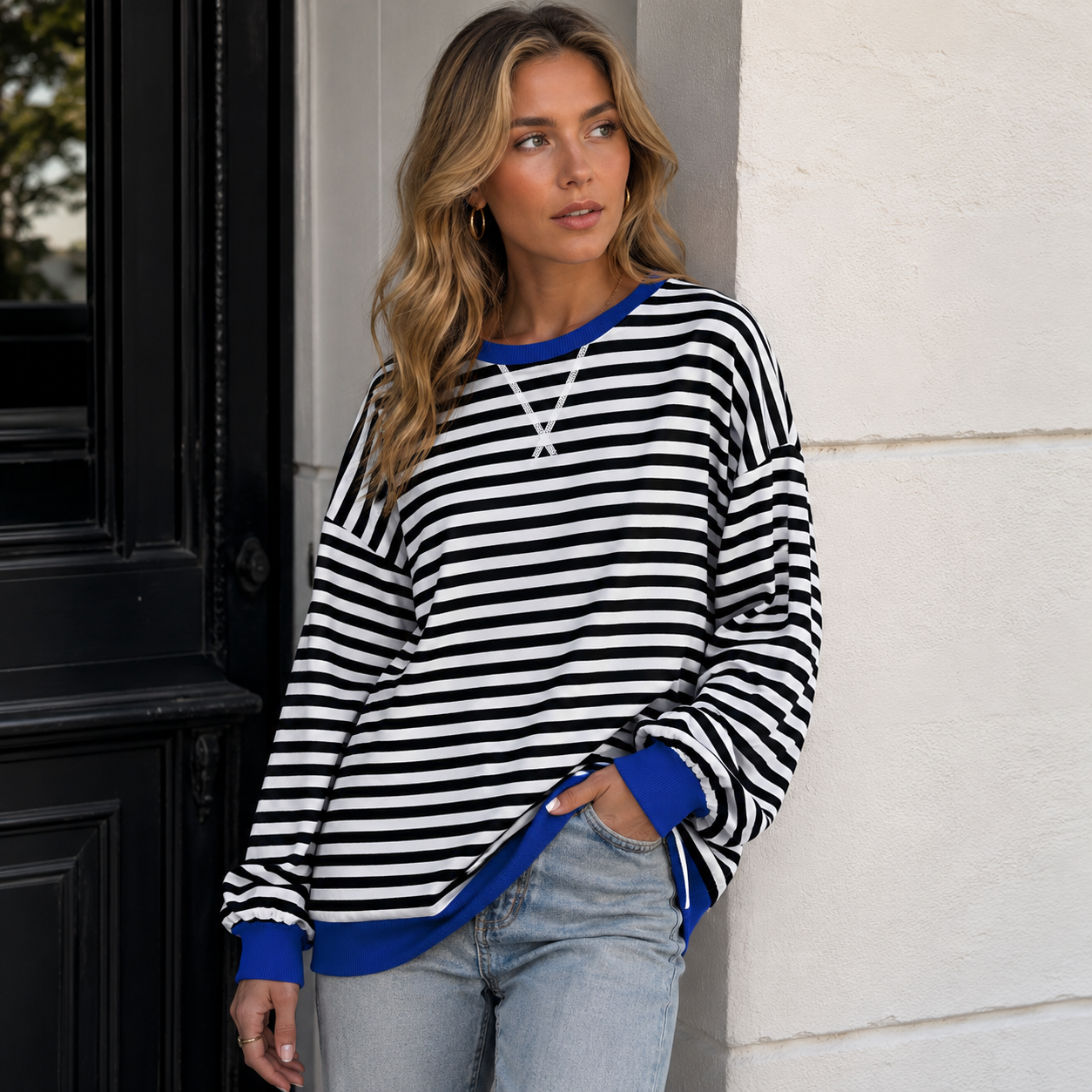 Women's striped oversized sweatshirt with contrast cuffs and hem, round neckline, long sleeves, relaxed fit