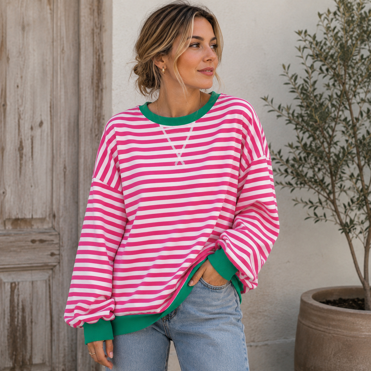 Women's casual striped sweatshirt with contrast hem and cuffs, oversized silhouette and round neck