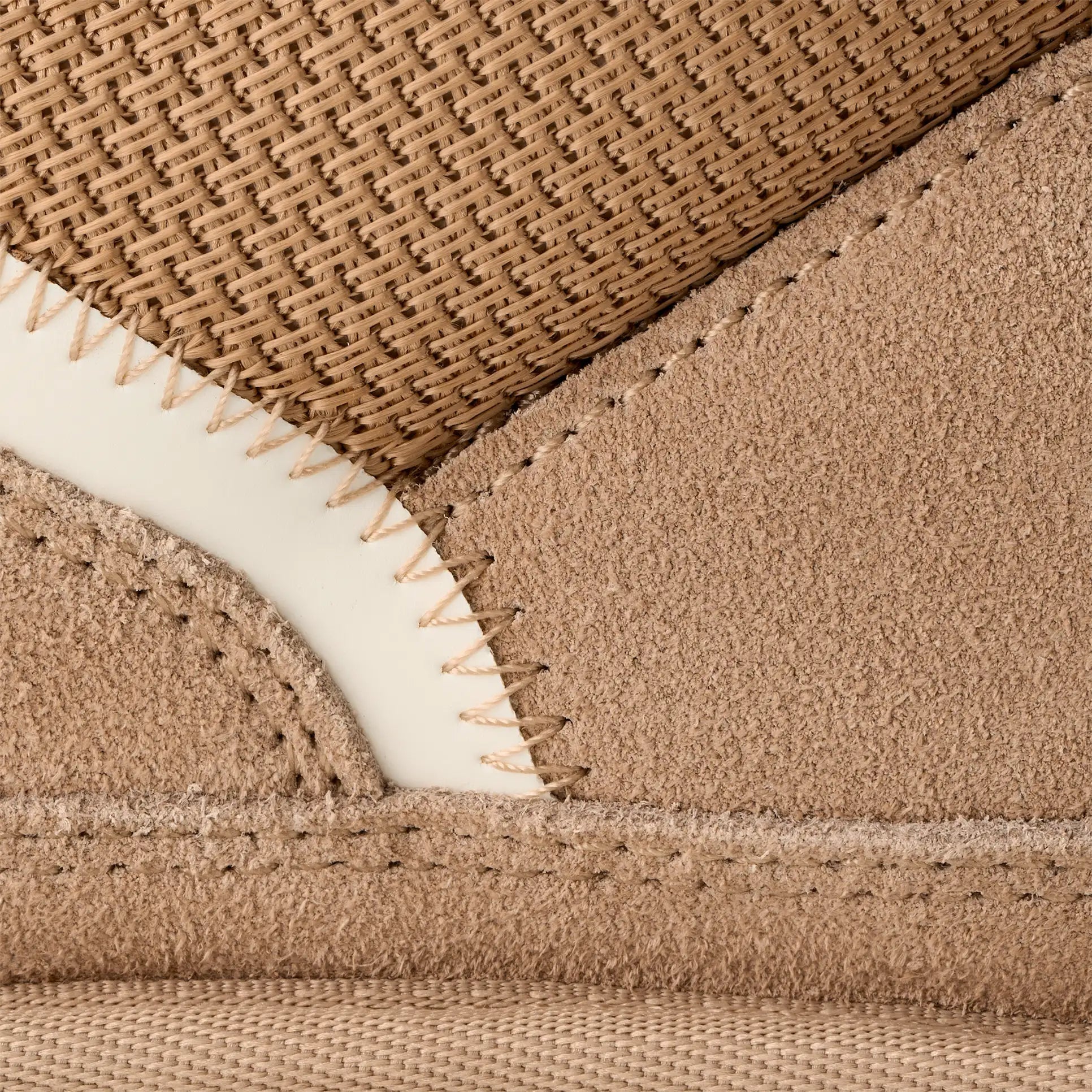 Women's low-top sneakers with lace-up fastening, padded collar, and textile-synthetic panel upper