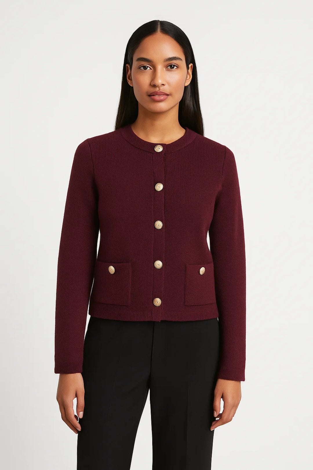 Damkofta med figurnära skärning, rund hals och hel knäppning i finstickad kvalitet