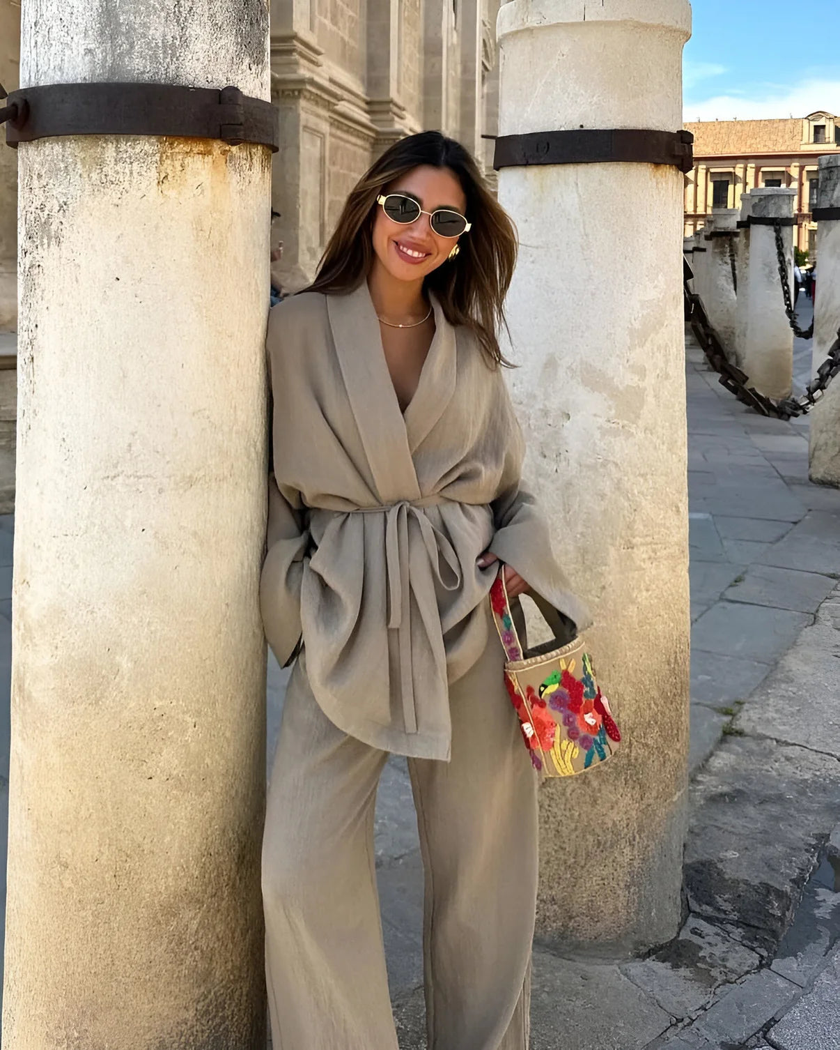 Linneblus med omlottdetalj och vida linnebyxor i matchande set för kvinnor