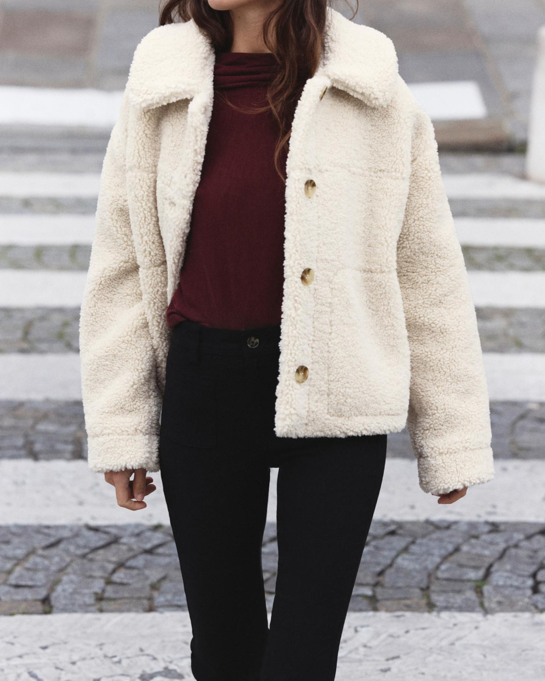 Sherpa jacka med hög krage och knappar dam