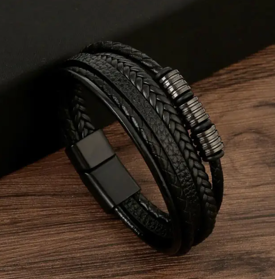 Armband av läder med flätade band i flera lager