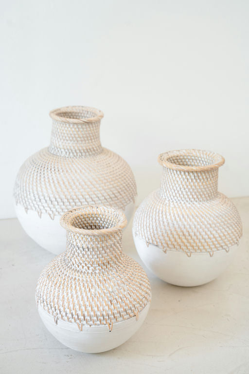 Vit vas i keramik med strukturerad design för blommor