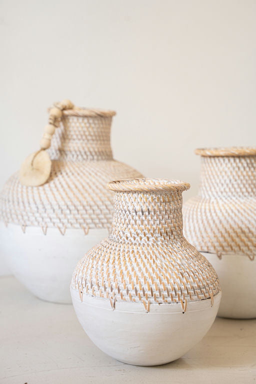 Vas i vitt keramik med texturerad yta för dekoration