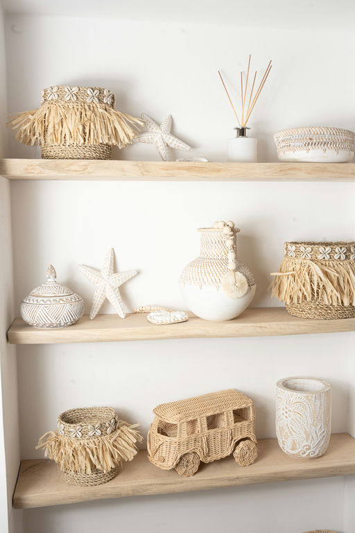 Vit vas med flätmönster i keramik för modern stil