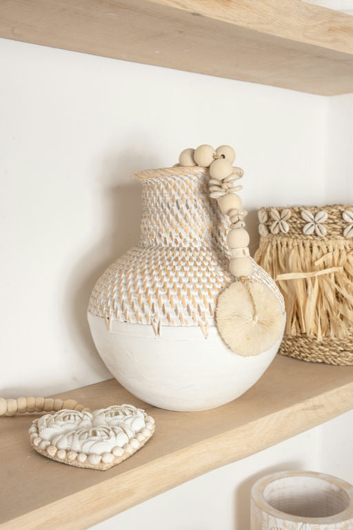 Keramikvas med strukturerad yta för blommor och grenar