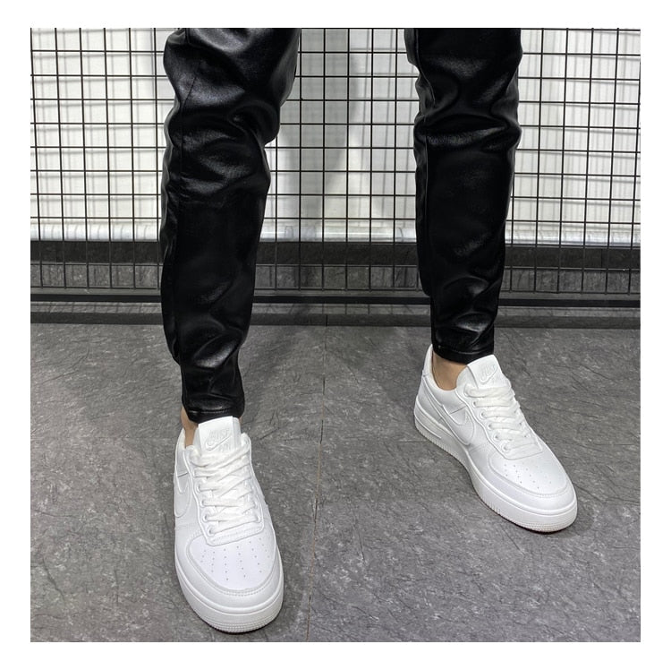 Avslappnade byxor i syntetläder med dragsko