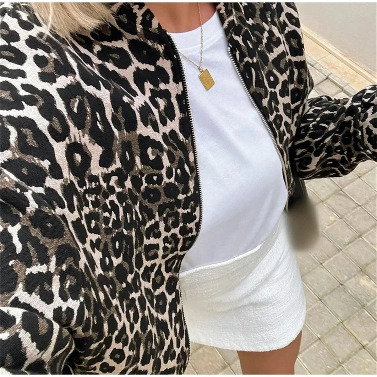 Women's relaxed fit leopard jacket with elastic cuffs and long sleeves