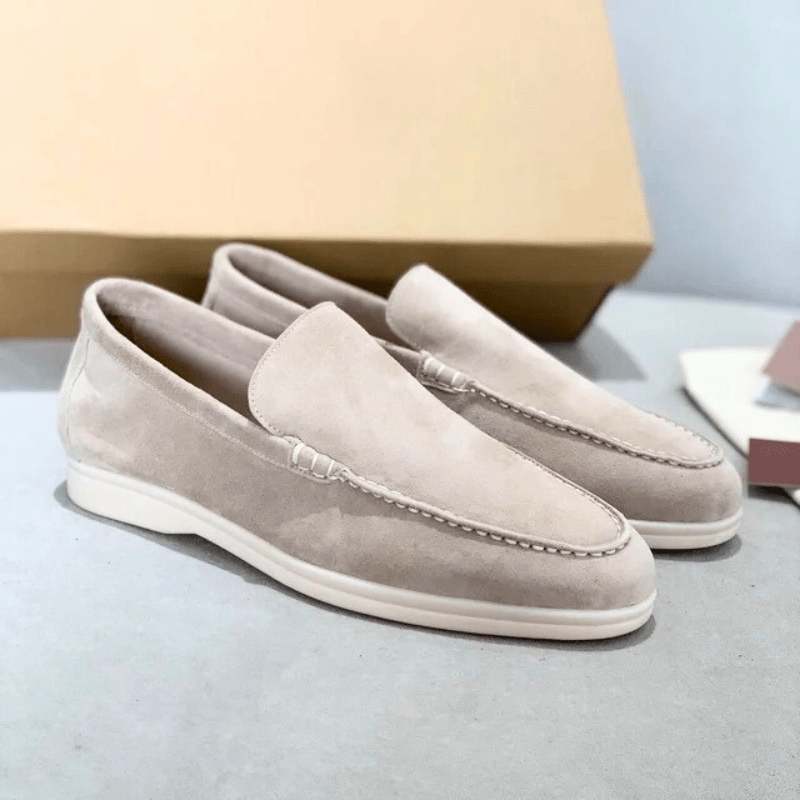 Slip-on loafers för män i mocka med tofsprydnad