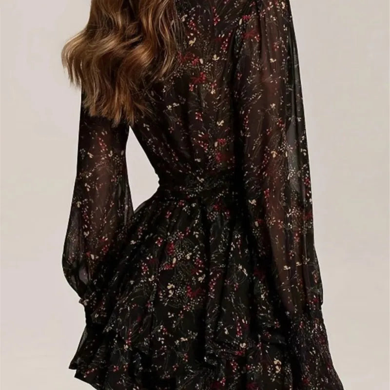 Kort damklänning i transparent tyg med knytning i midjan och lagerlagd volang