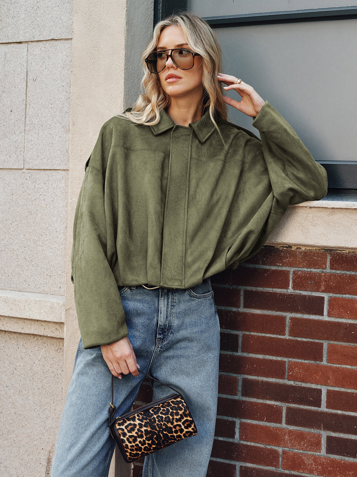 Damjacka med hel dragkedja, klassisk krage och avslappnad siluett