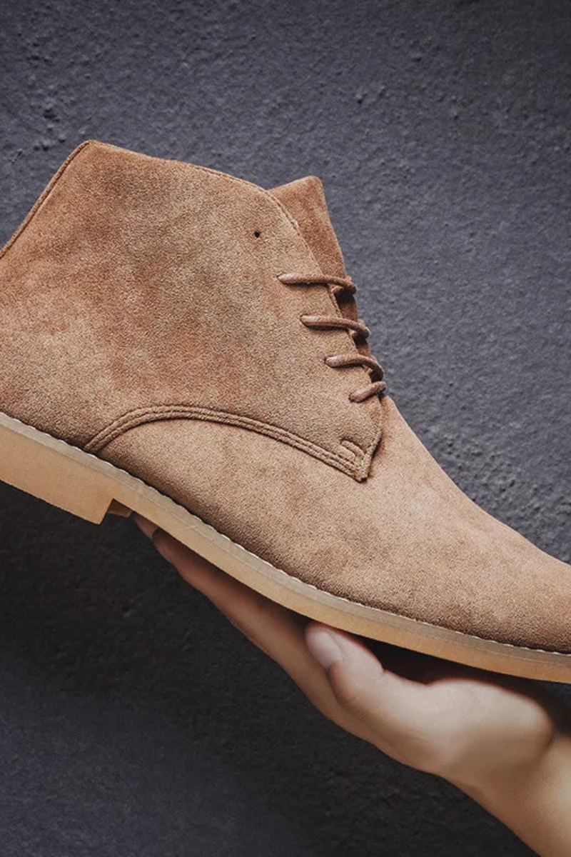 Mockastövlar med snörning visade från sidan