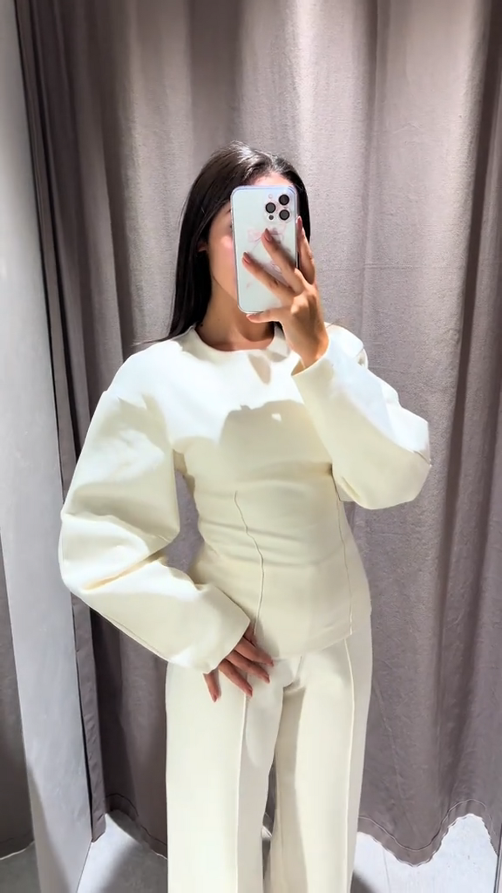 Dam i strukturerat set med topp och raka byxor