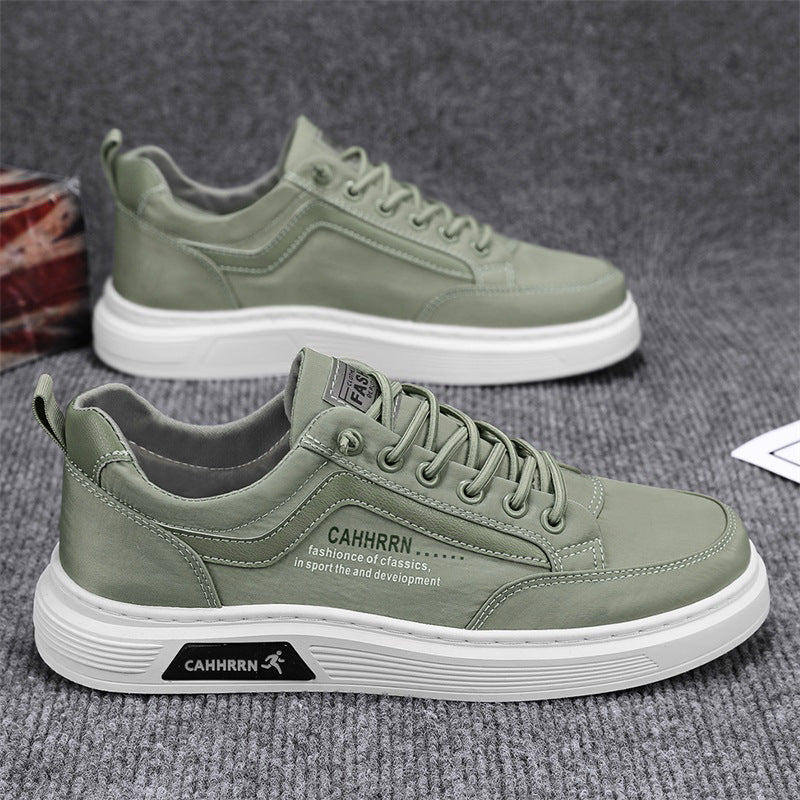 Herrsko i syntetiskt läder med rund tå och platt sula ovanifrån