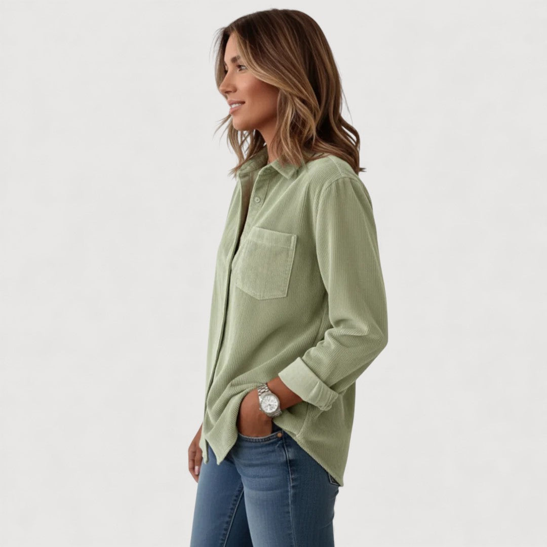 Classic women's shirt with chest pocket and breathable fabric in a relaxed fit