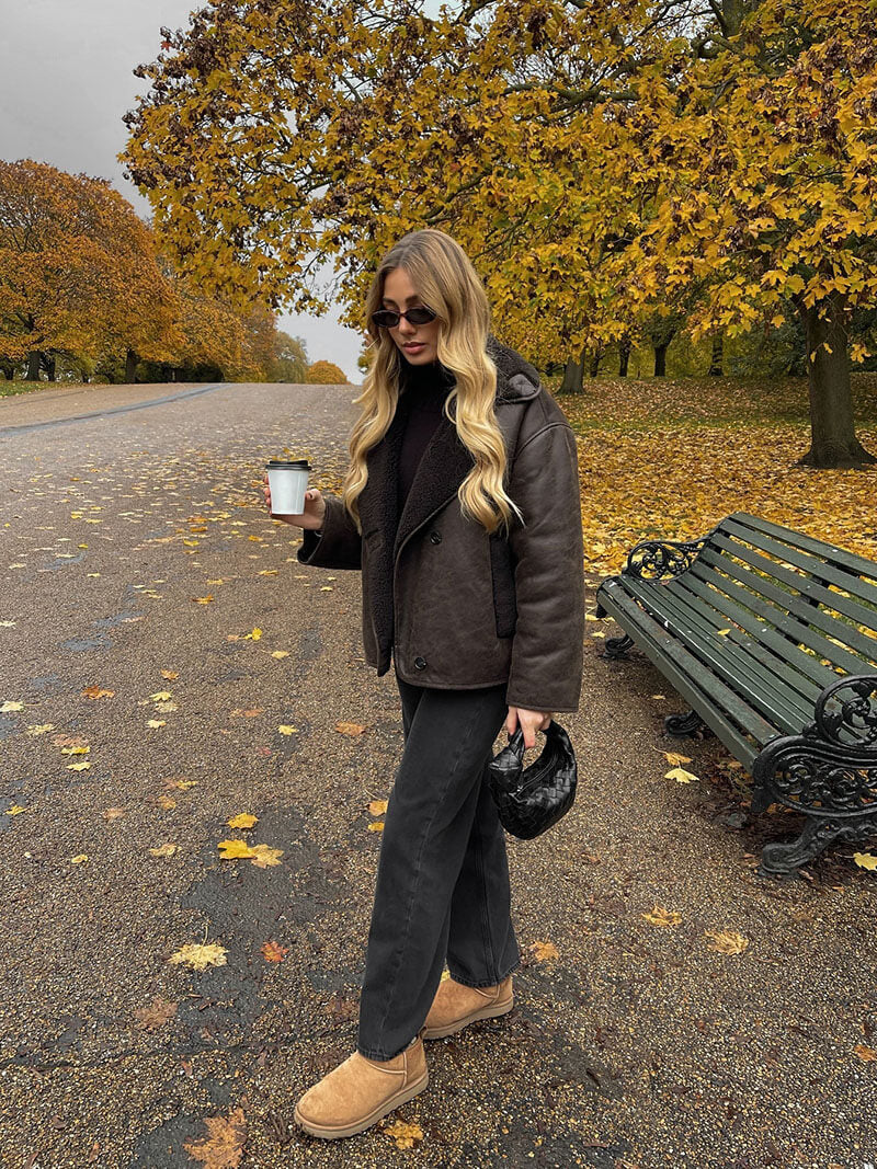 Fuskpälsjacka med knäppning och regular fit för dam