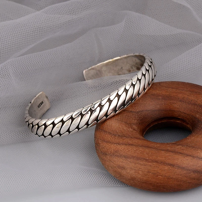 Cuff-armband i metalliskt material med enkel design