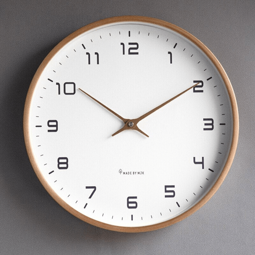 Rund väggklocka med naturlig träram och vita visare