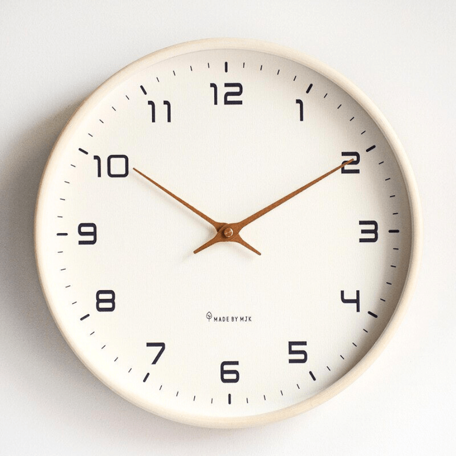 Klocka med träinfattning och tyst urverk för vardagsrum