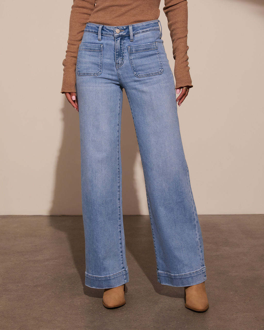 Women's wide-leg denim jeans with high waist and button closure