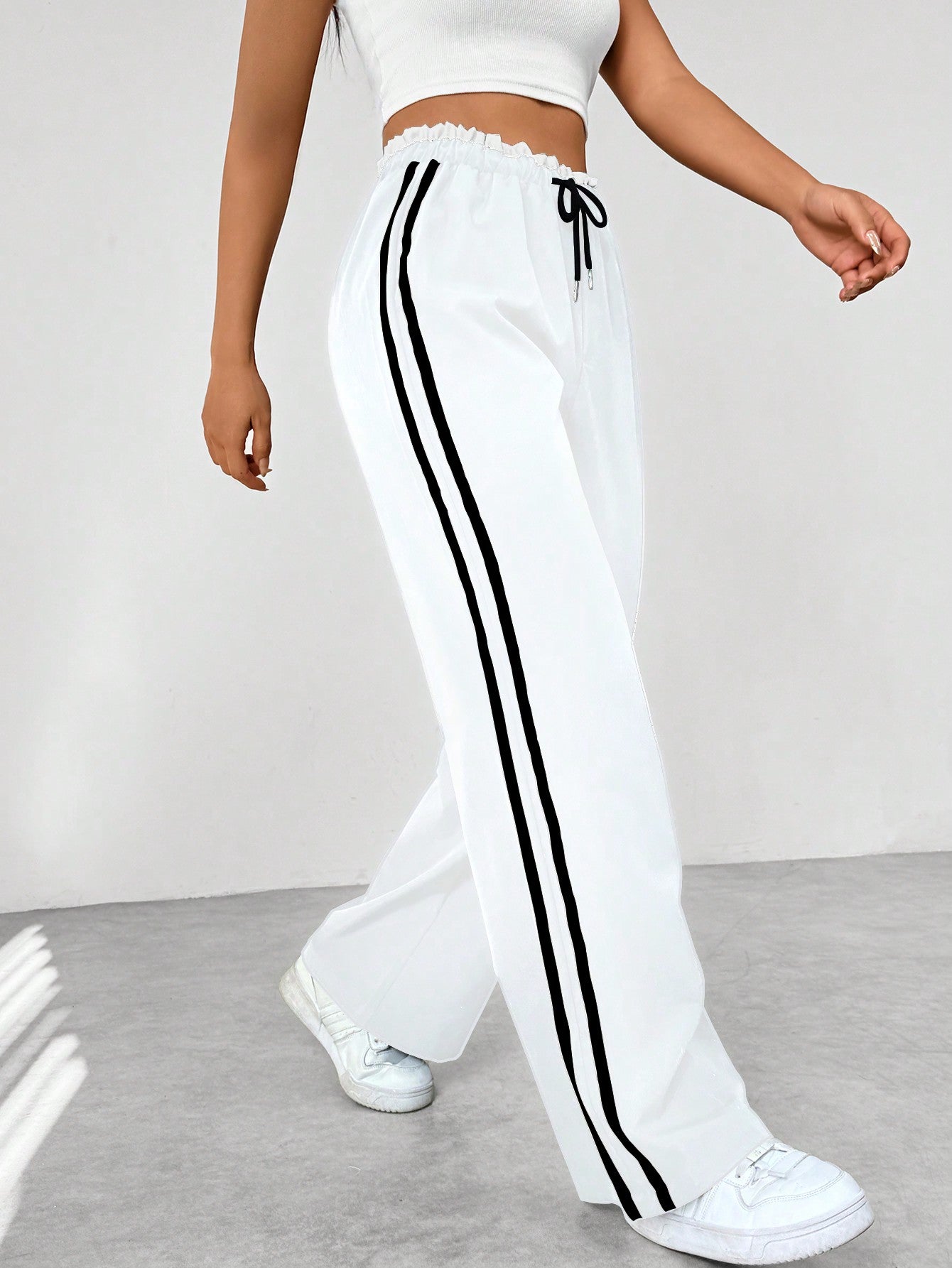 Side pocket detail on women's lightweight wide-leg sweatpants