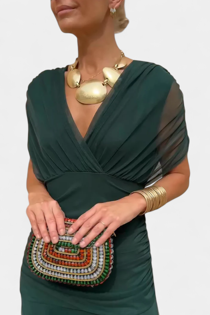 Vävd maxiklänning med vriden off-shoulder detalj och mjuk följsam kjol, dammodell