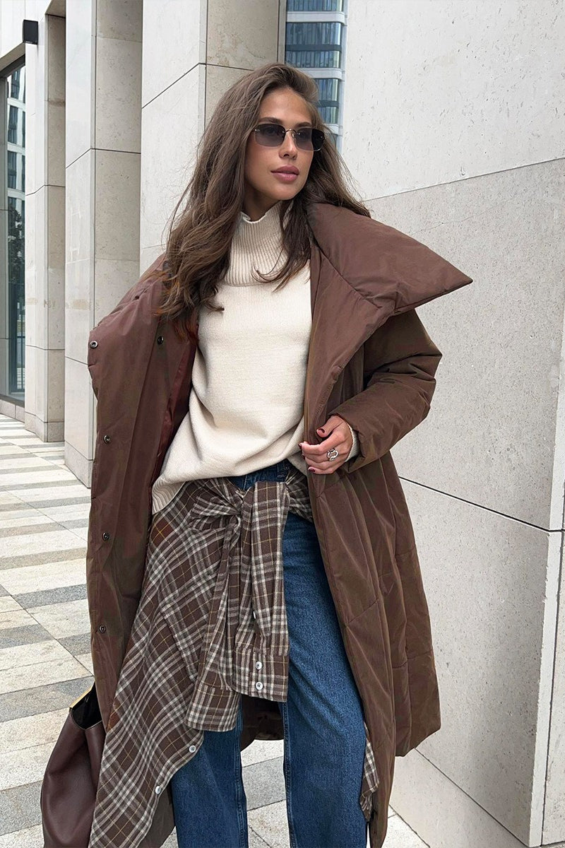 Vadderad syntetjacka med bred krage och frontstängning för dam