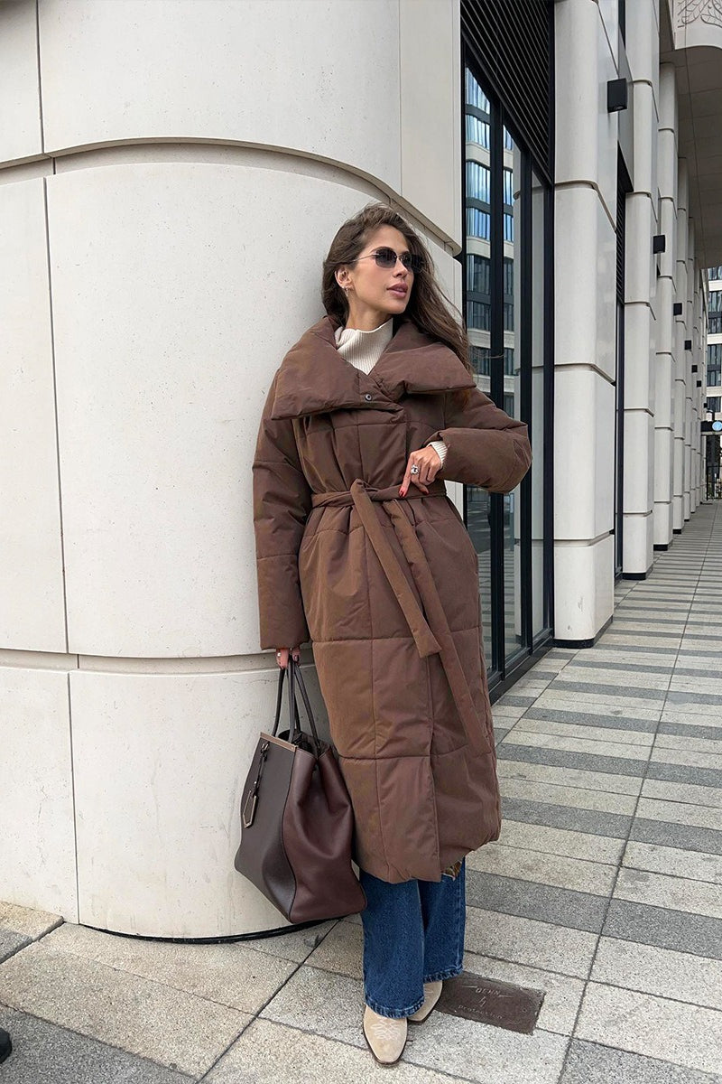 Bred krage på vadderad kappa med slät yta