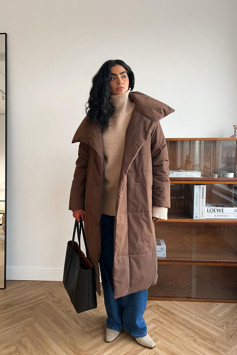 Frontstängning på lång vinterkappa med strukturerad form