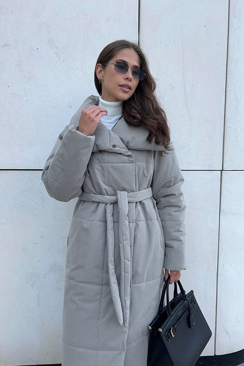 Vadderad kappa över stickad tröja med jeans