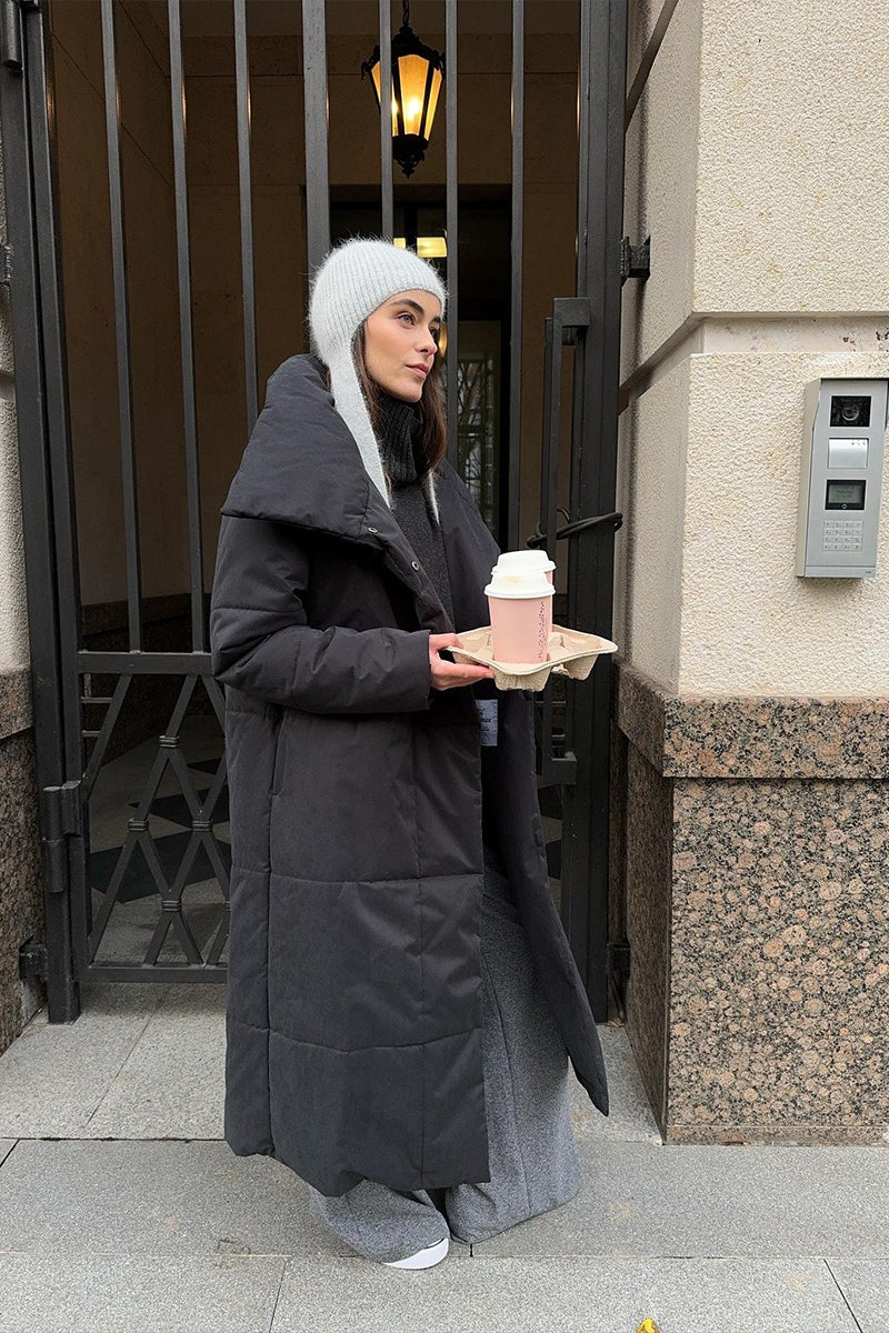 Lång kappa med bred krage kombinerad med skräddade byxor