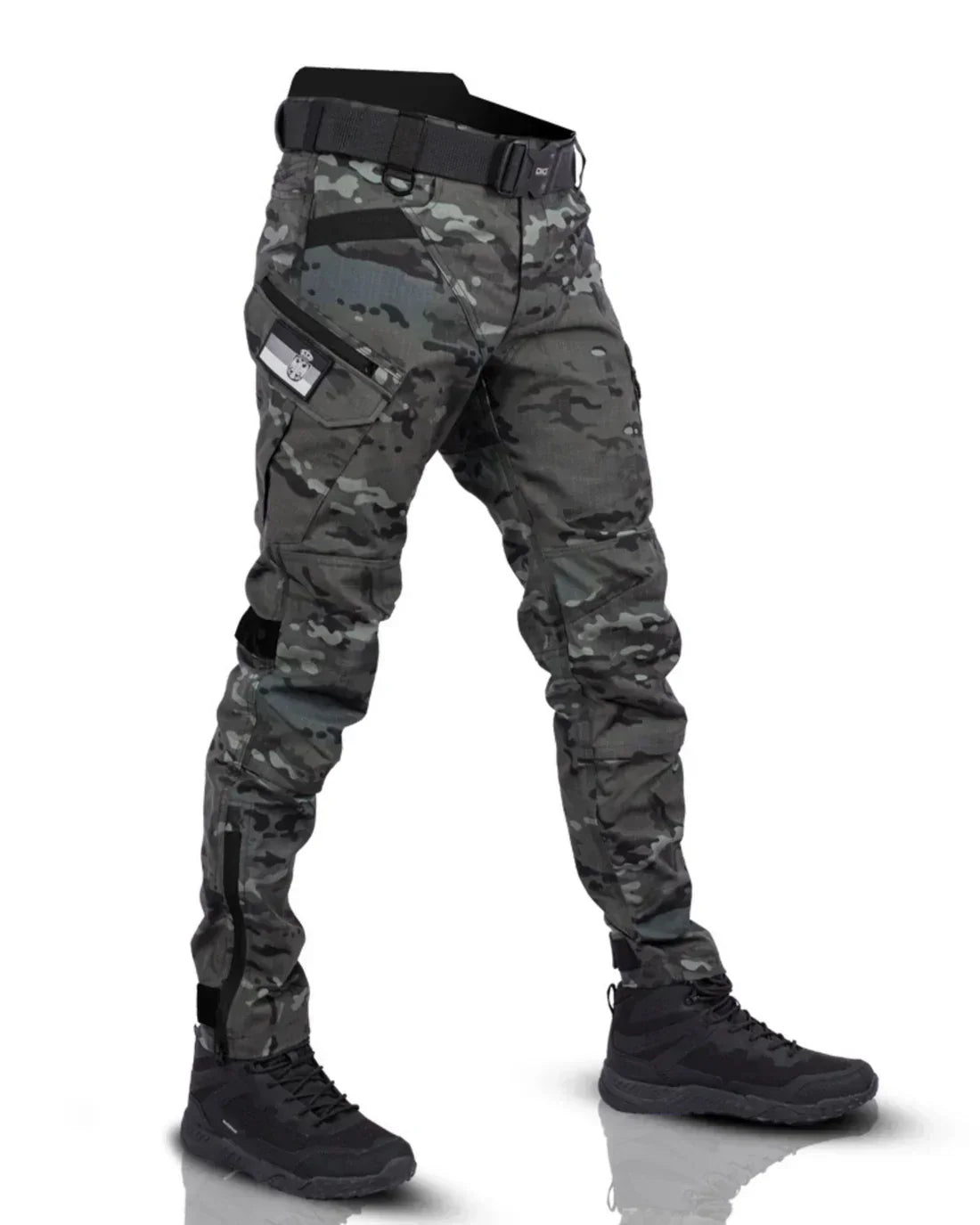 Men's tactical trousers with cargo pockets and integrated waist belt