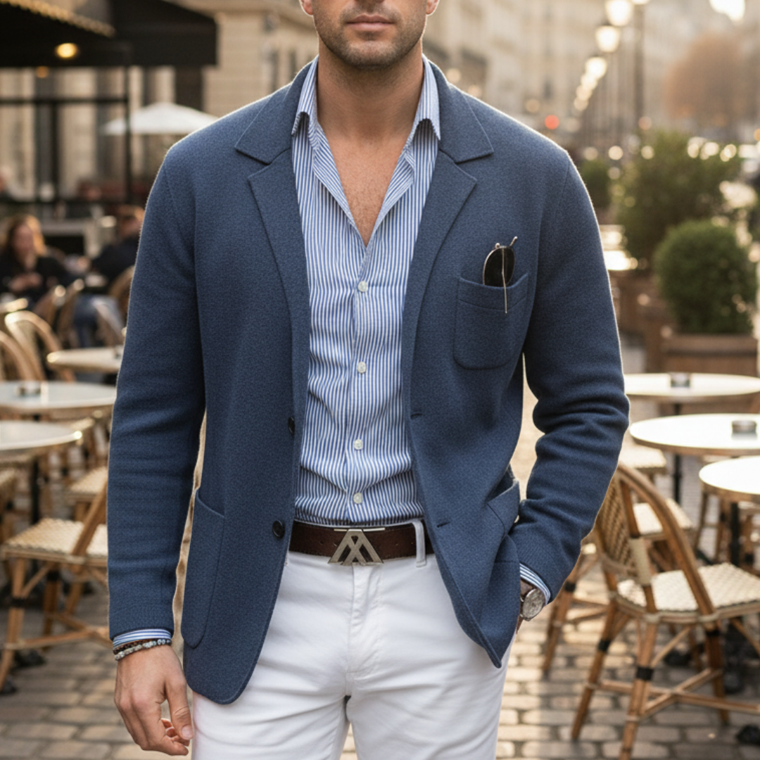 Kavaj i stickad kvalitet med knappar och fickor för herr