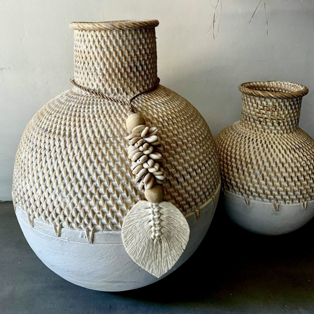 Keramikvas med texturerad yta i vitt för dekoration