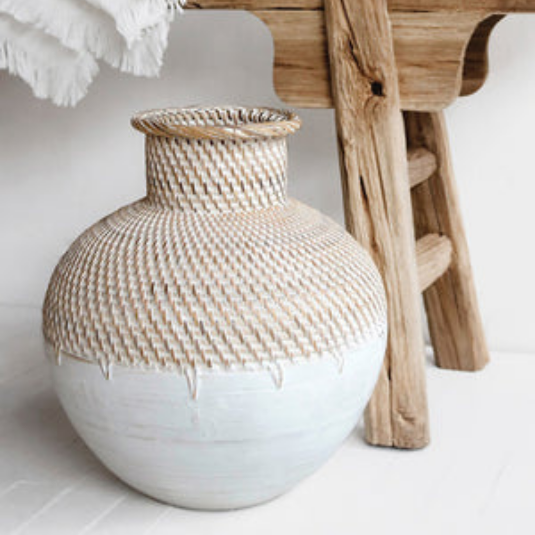 Vas i keramik med flätad design för vardagsrum