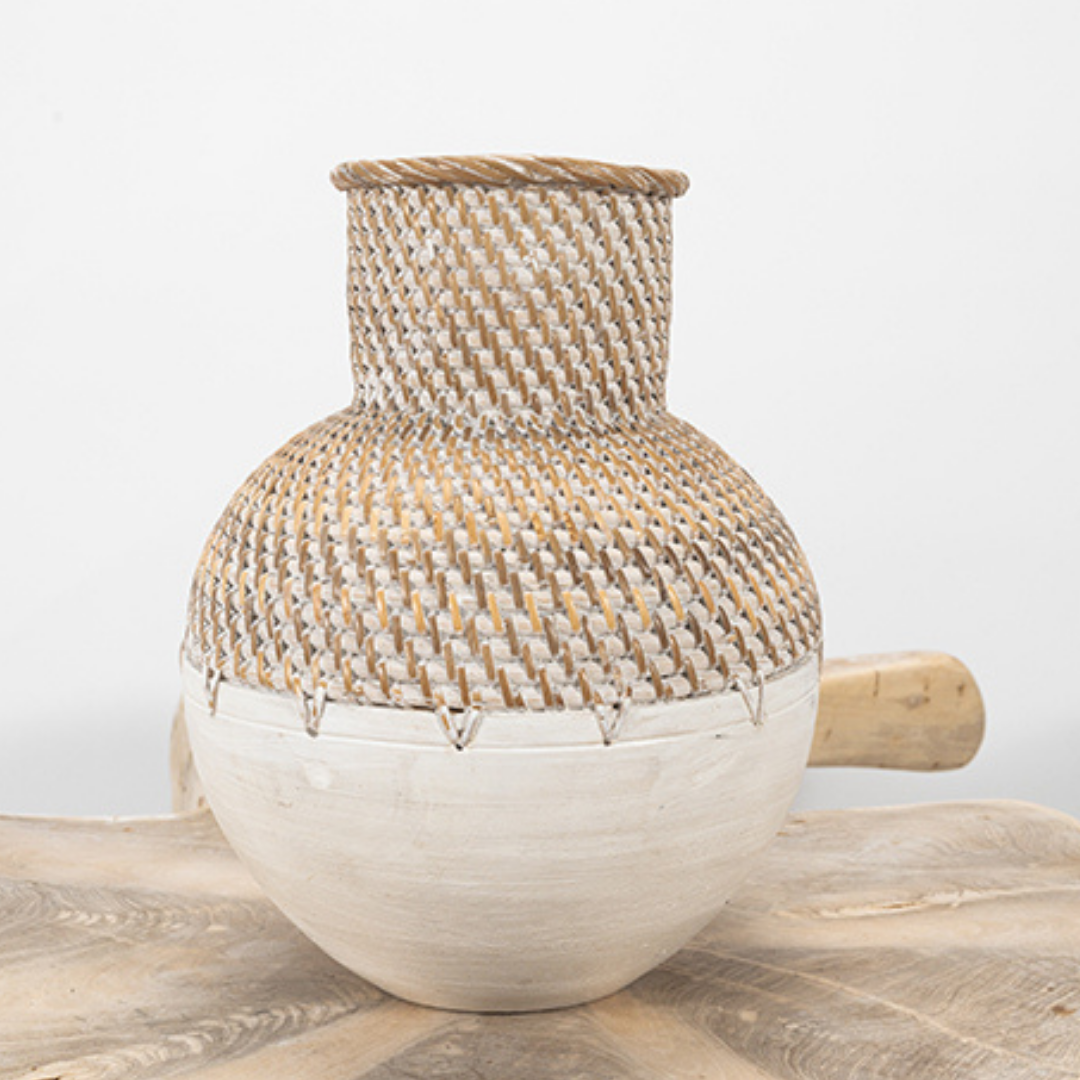Handgjord vas med flätmönster i keramik för hemmet