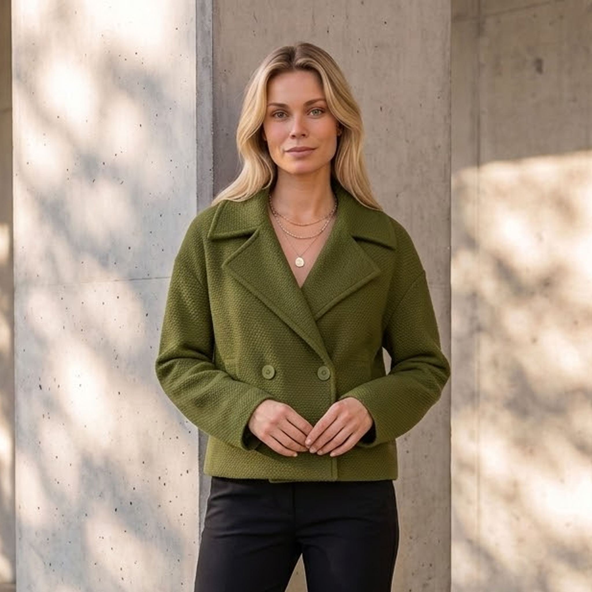 Women's wool blend short coat with double-breasted closure and side pockets