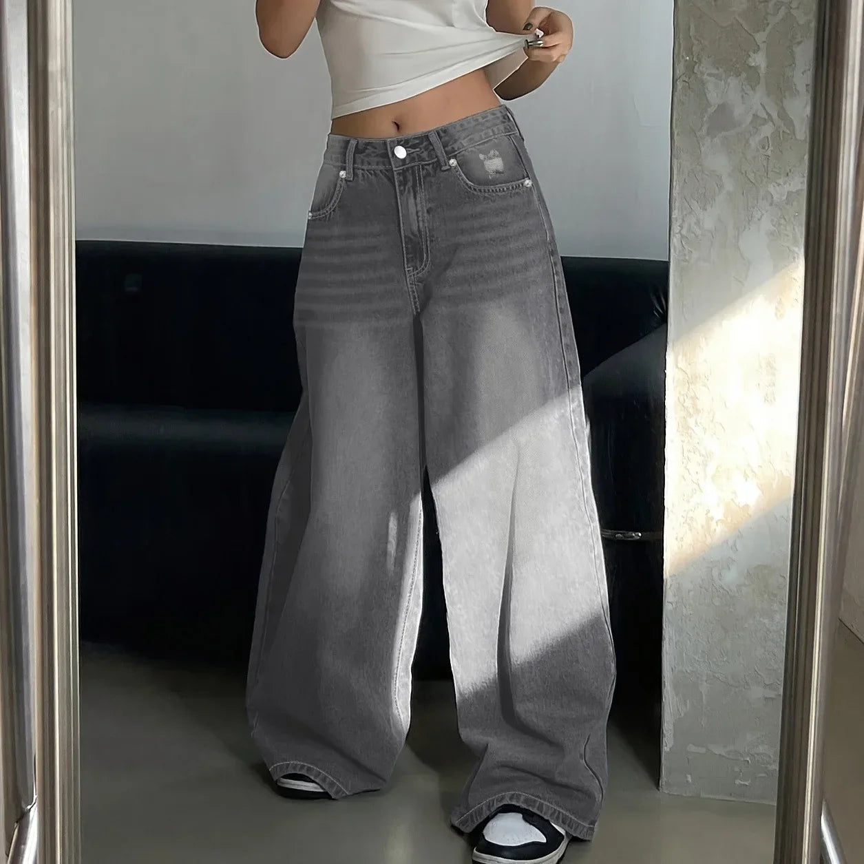 Women's baggy wide-leg jeans – relaxed fit lifestyle styling