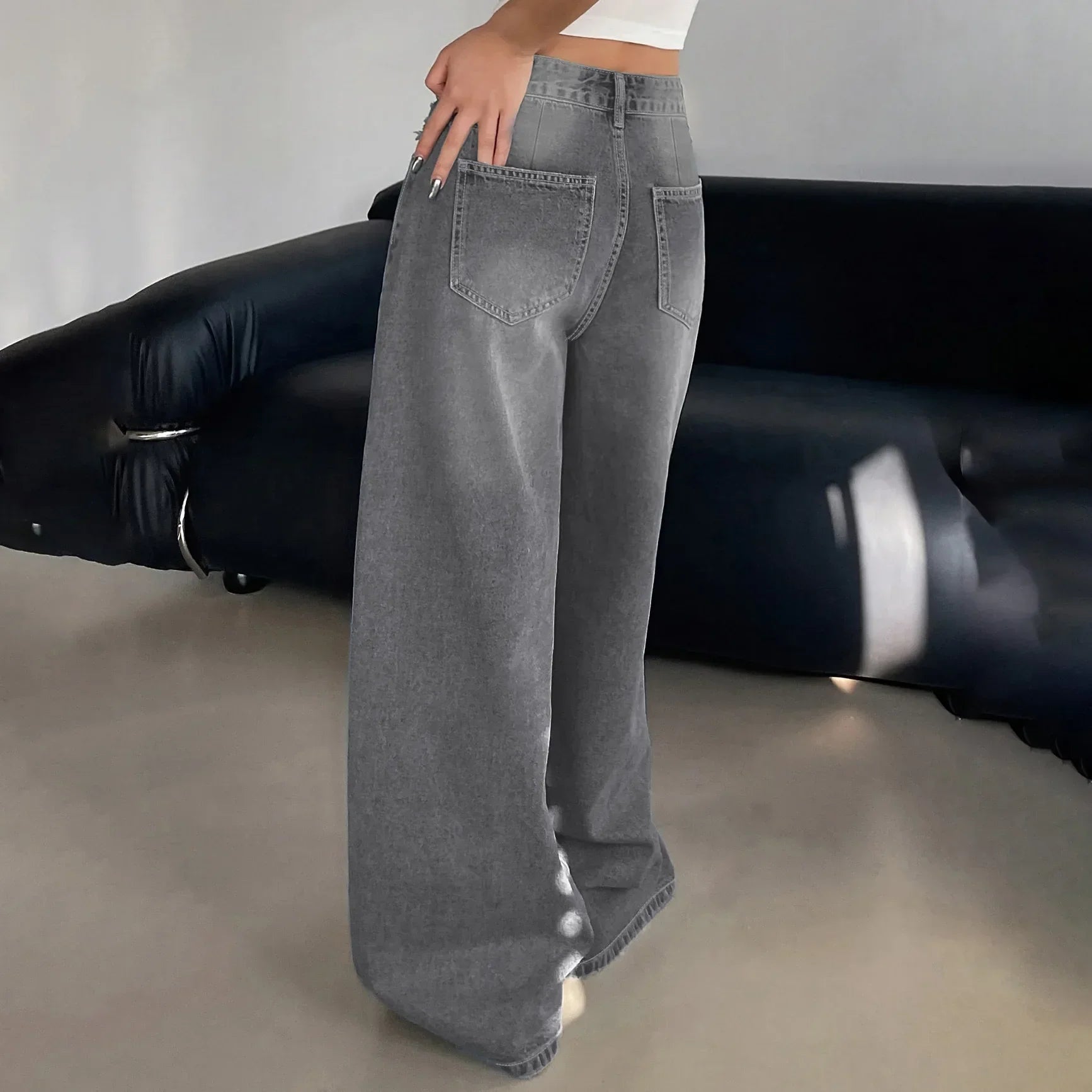 Wide-leg high-waisted women's jeans – close-up detail of waistband and fit
