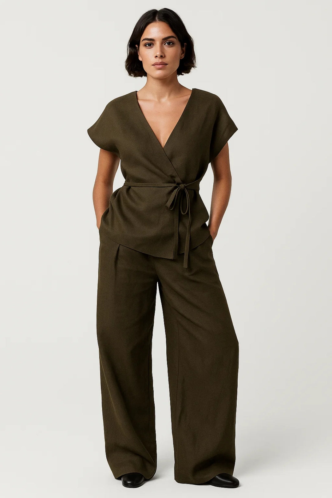 Tvådelat set med kortärmad topp och vida byxor för dam